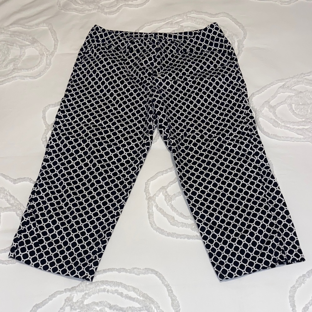 New Directions Monochrome Patterned capris